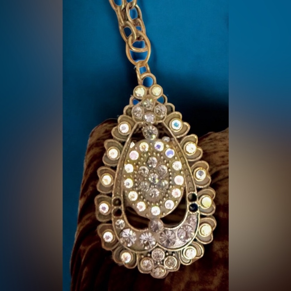 Elegant Gold and Silver Teardrop Pendant Necklace